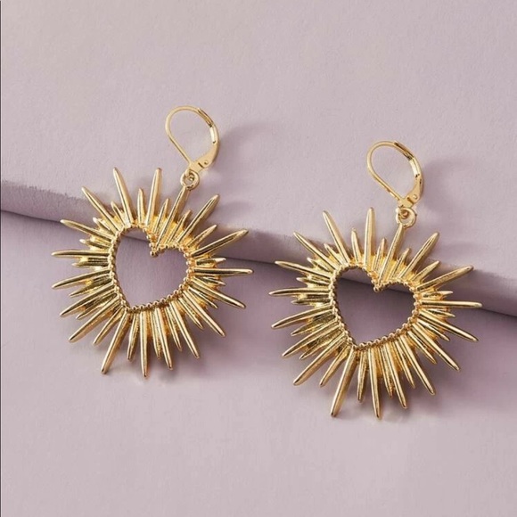 🆕 Hollow Out Heart Drop Earrings - Picture 2 of 5